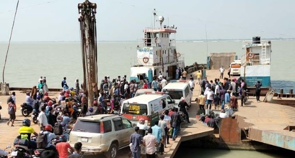 দৌলতদিয়া ঘাটে নিষেধাজ্ঞা অমান্য করে পার হচ্ছে ব্যক্তিগত গাড়ি-যাত্রী