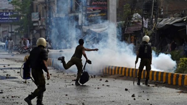 পাকিস্তানে ফ্রান্সবিরোধী বিক্ষোভে ৪ জন নিহত, পুলিশ সদস্য জিম্মি