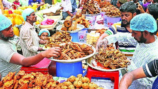 ইফতারে বেড়েছে ফলের কদর