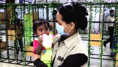 বিমানবন্দরে দুধের শিশুকে ফেলে গেলেন মা