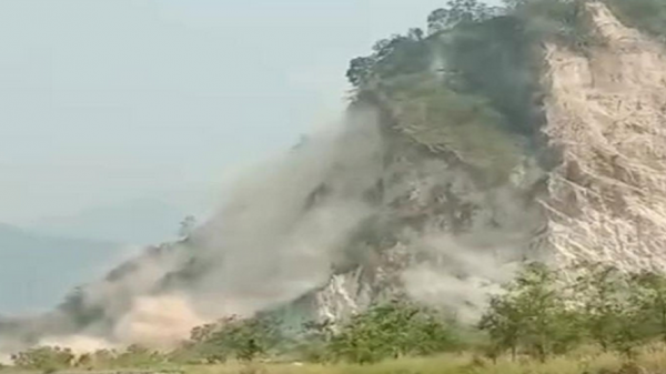 ভূমিকম্পে ভেঙে পড়ল পাহাড়ের অংশ
