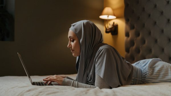 দীর্ঘসময় ধরে কাজ করার ফলে মৃত্যু হচ্ছে লাখো মানুষের