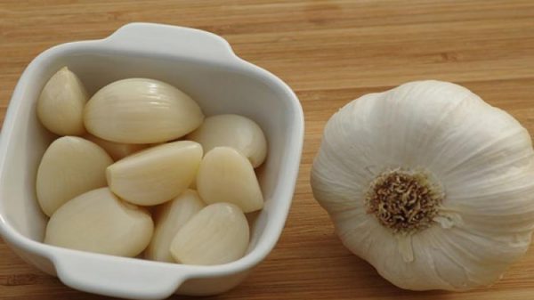 চুল পড়া প্রতিরোধে রসুন