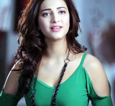 বলিউড তারকাদের বিলাসভ্রমণ নিয়ে ক্ষুব্ধ শ্রুতি