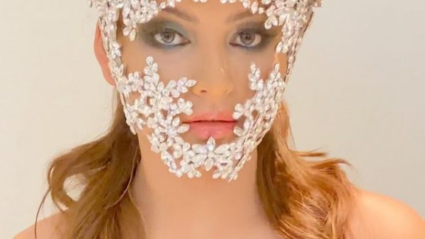 হীরার মাস্কে মুখ ঢাকলেন উর্বশী