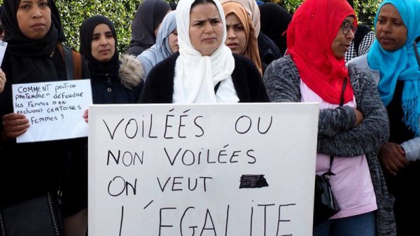 ১৮ বছরের নিচে মেয়েদের হিজাব পরা নিষিদ্ধ করল ফ্রান্স