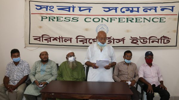 বরিশালে খালের অবৈধ খনন রোধে এলাকাবাসীর সংবাদ সম্মেলন