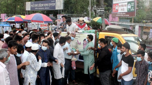 হতদরিদ্র অসহায় কর্মহীন মানুষের মাঝে ইফতার সামগ্রী বিতরণ