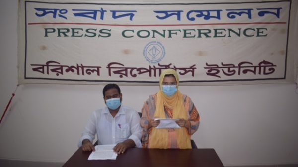 পিতার বাড়ি থেকে বের করে দেয়ার প্রতিবাদে সংবাদ সম্মেলন