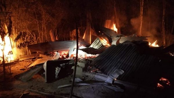 আগৈলঝাড়ায় দরিদ্র ভ্যান চালকের ঘর আগুনে ভস্মীভূত