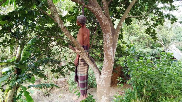 আগৈলঝাড়ায় গলায় ফাঁস দেয়া বৃদ্ধের লাশ উদ্ধার করেছে পুলিশ