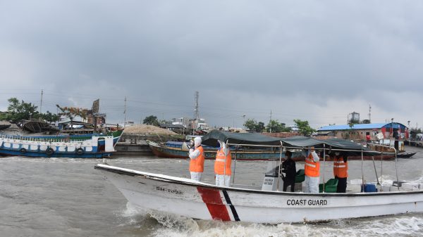 করোনার সংক্রমণ প্রতিরোধে মোংলায় কোস্টগার্ডের টহল জোরদার