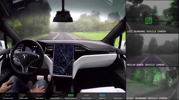 চালক অন্যমনস্ক হলে জানাবে টেসলা ক্যামেরা