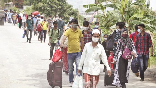 লকডাউনের খবরে রাজধানী ছাড়ছে মানুষ, শিমুলিয়ায় যাত্রীদের ভিড়