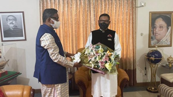 ফুল হাতে ওবায়দুল কাদেরের বাসায় কাদের মির্জা