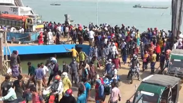 শিল্প-কারখানা খোলার খবরে ঢাকামুখী মানুষের ভিড়