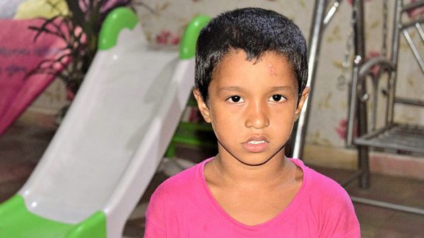 শিশু নূর মোহাম্মদ মা–বাবাকে খুঁজছে