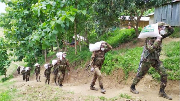 দুর্গম পাহাড়ে খাদ্য সামগ্রী নিয়ে মানুষের ঘরে ঘরে সেনাবাহিনী