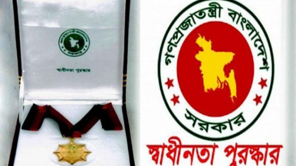 স্বাধীনতা পুরস্কার তুলে দিলেন প্রধানমন্ত্রী