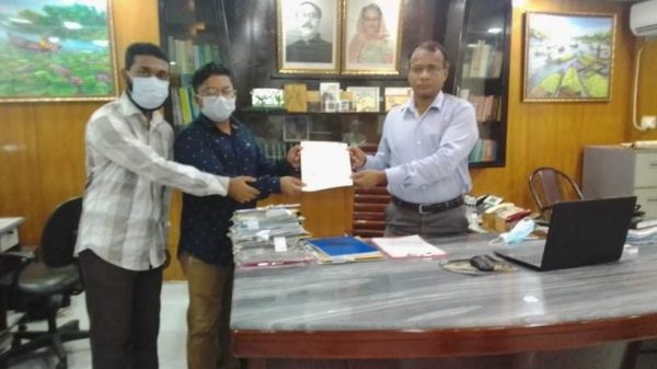 বিষ দিয়ে মাছ শিকারের প্রতিবাদে ঝালকাঠিতে স্মারকলিপি প্রদান