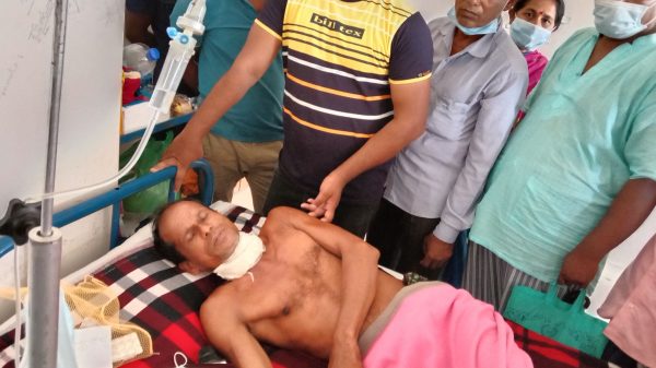 গোপালগঞ্জে এক পল্লী চিকিৎসকে জবাই করে হত্যাচেষ্টা