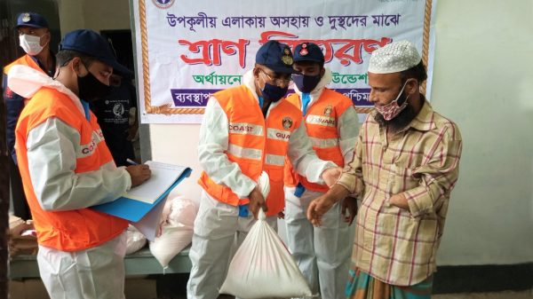 ঘুর্ণিঝড়ে ক্ষতিগ্রস্থদের সহায়তায় এগিয়ে এলো কোস্টগার্ড ও বিদ্যানন্দ ফাউন্ডেশন