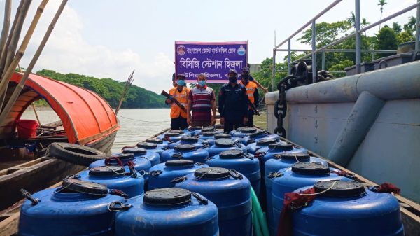 ১৩ লক্ষ ৫০ হাজার পিস গলদা রেণুসহ কাঠের নৌকা জব্দ করে কোস্টগার্ড