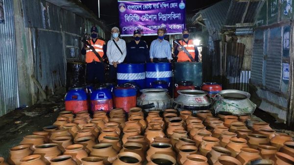 কোস্টগার্ডের অভিযানে ২০ লক্ষ পিস গলদা ও বাগদা রেণু জব্দ