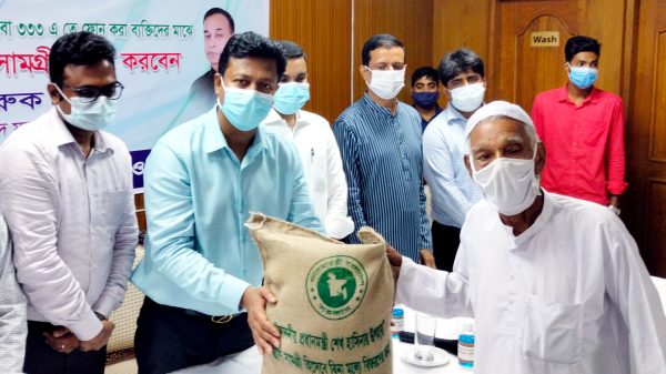 ৩৩৩ এ ফোন করা ব্যক্তিদের মাঝে মাননীয় প্রধানমন্ত্রীর পক্ষে ত্রাণ প্রদান