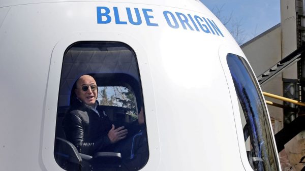 মহাকাশের উদ্দেশে যাত্রা জেফ বেজোসের