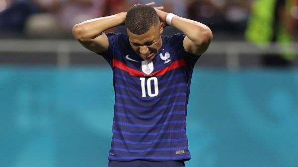 আগুনে পুড়ছেন এমবাপ্পে