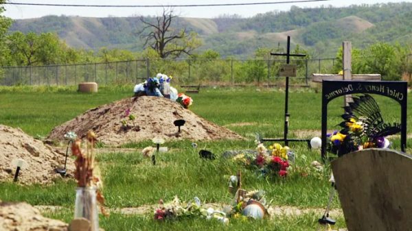 কানাডায় আবাসিক স্কুলে মিলল ১৮২ কবর