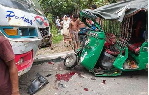 বাস-সিএনজির সংঘর্ষে নিহত ২, সড়কে পড়ে রইল বিচ্ছিন্ন হাত-পা