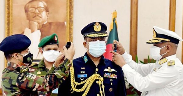 বিমানবাহিনী প্রধানের এয়ার মার্শাল র‌্যাঙ্ক পরিধান