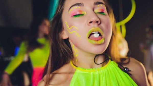 এলএসডি : কেউ আসক্ত কিনা কীভাবে বুঝবেন, কোনো লক্ষণ আছে কী?