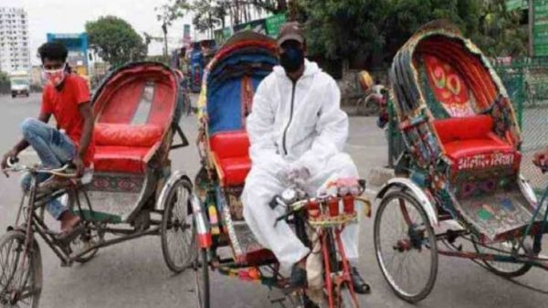 গণপরিবহন বন্ধ, চলছে কেবল রিকসা