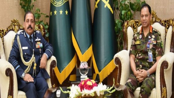 সেনাপ্রধানের সঙ্গে ভারতীয় বিমান বাহিনী প্রধানের সৌজন্য সাক্ষাৎ