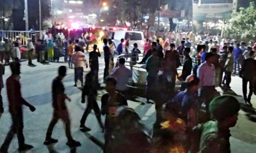 হাসপাতালে স্বজনদের কান্না আর ছোটাছুটি