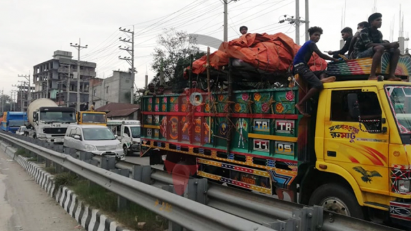 ৪ লেনের গাড়ি ঢুকছে এক লেনে, ঢাকা-টাঙ্গাইল মহাসড়কে তীব্র যানজট