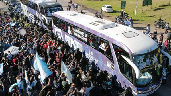 চ্যাম্পিয়ন বেশে দেশে মেসিরা, রাস্তায় হাজারো মানুষের সম্ভাষণ