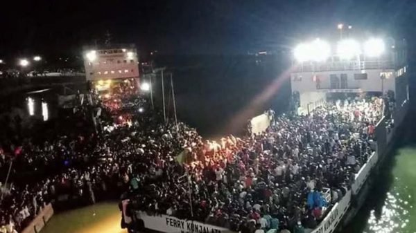 দিন পেরিয়ে রাতেও শিমুলিয়াঘাটে ঘরমুখো যাত্রীর চাপ