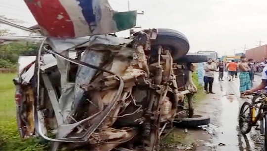 নরসিংদীতে কাভার্ডভ্যান-লেগুনার মুখোমুখি সংঘর্ষে নিহত পাঁচজন
