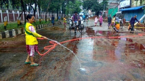 বরিশালে কম দাম আর বাকিতে পশুর চামড়া কেনায় আগ্রহ কম