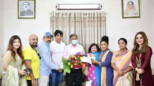 ফুল দিয়ে তথ্যমন্ত্রীর কাছে কৃতজ্ঞতা জানিয়ে এলো শিল্পী সমিতি