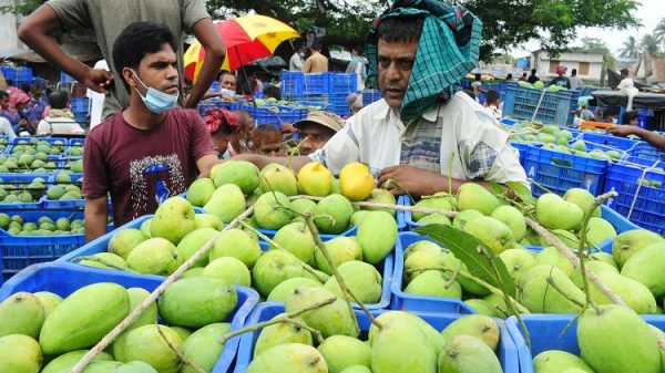 ব্যবসায়ীদের মাথায় হাত
