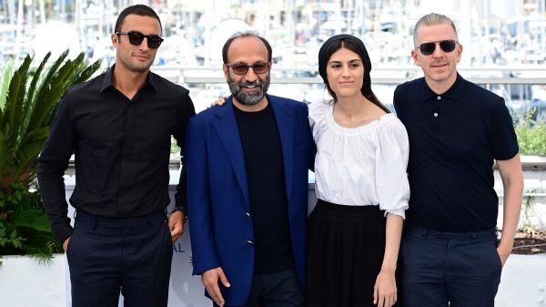 মেয়েকে নিয়ে ‘অ্যা হিরো’র প্রিমিয়ারে আসগর ফারহাদি