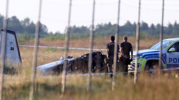 সুইডেনে স্কাইডাইভার বহনকারী প্লেন বিধ্বস্ত, নিহত ৯