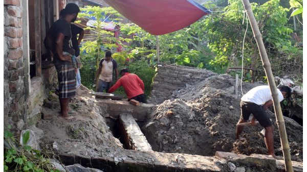 সরকারী বাঁধা উপেক্ষা করে সরকারি জায়গায় স্থাপনা নির্মান