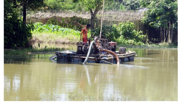 গৌরনদীতে অবৈধ ড্রেজার দিয়ে বালু উত্তোলণ
