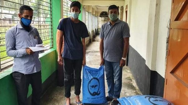 গলাচিপায় দুস্থ খামারীদের মাঝে গো-খাদ্য বিতরণ